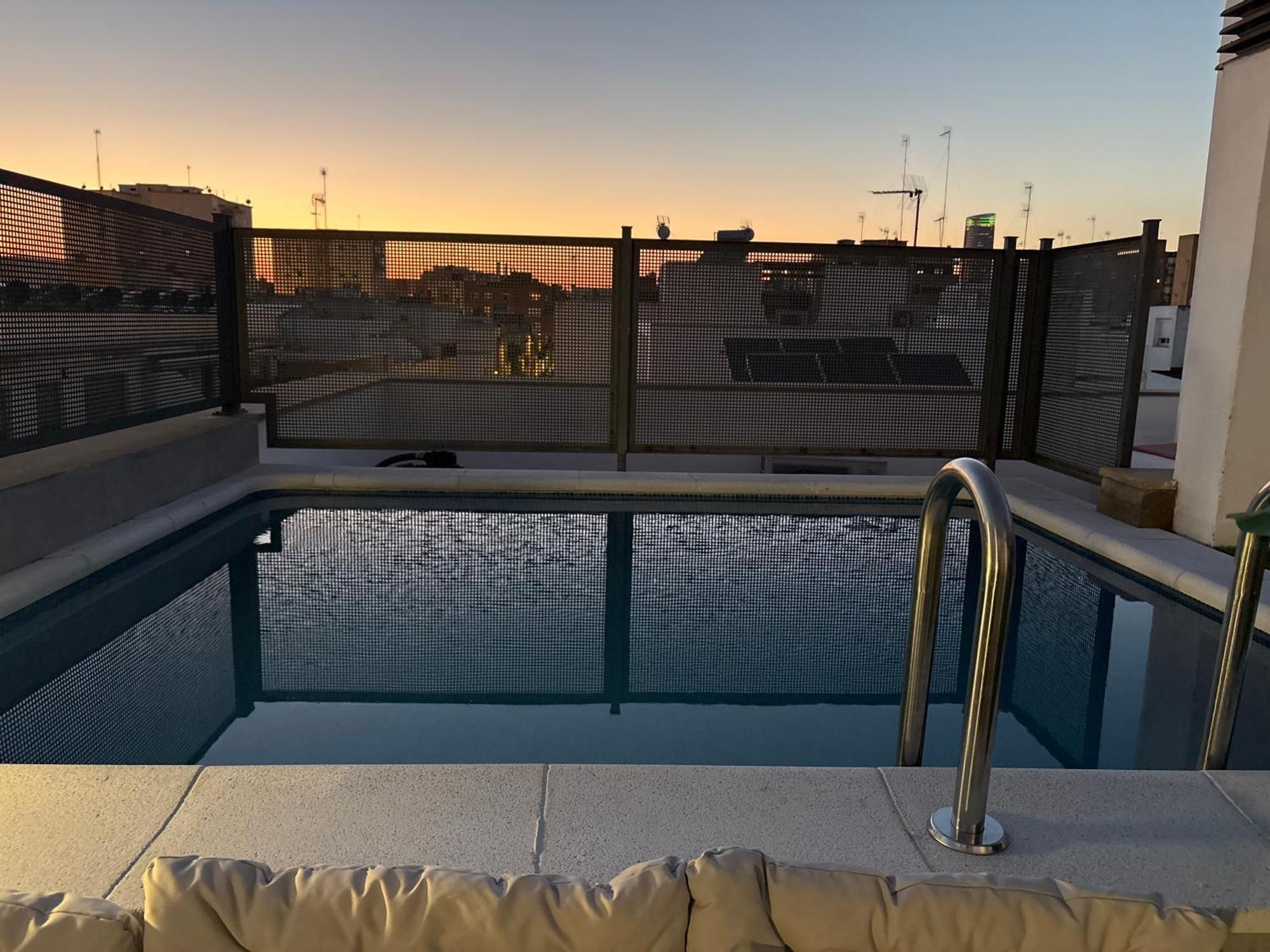 Atico Triana Con Piscina Privada — Fotos 3