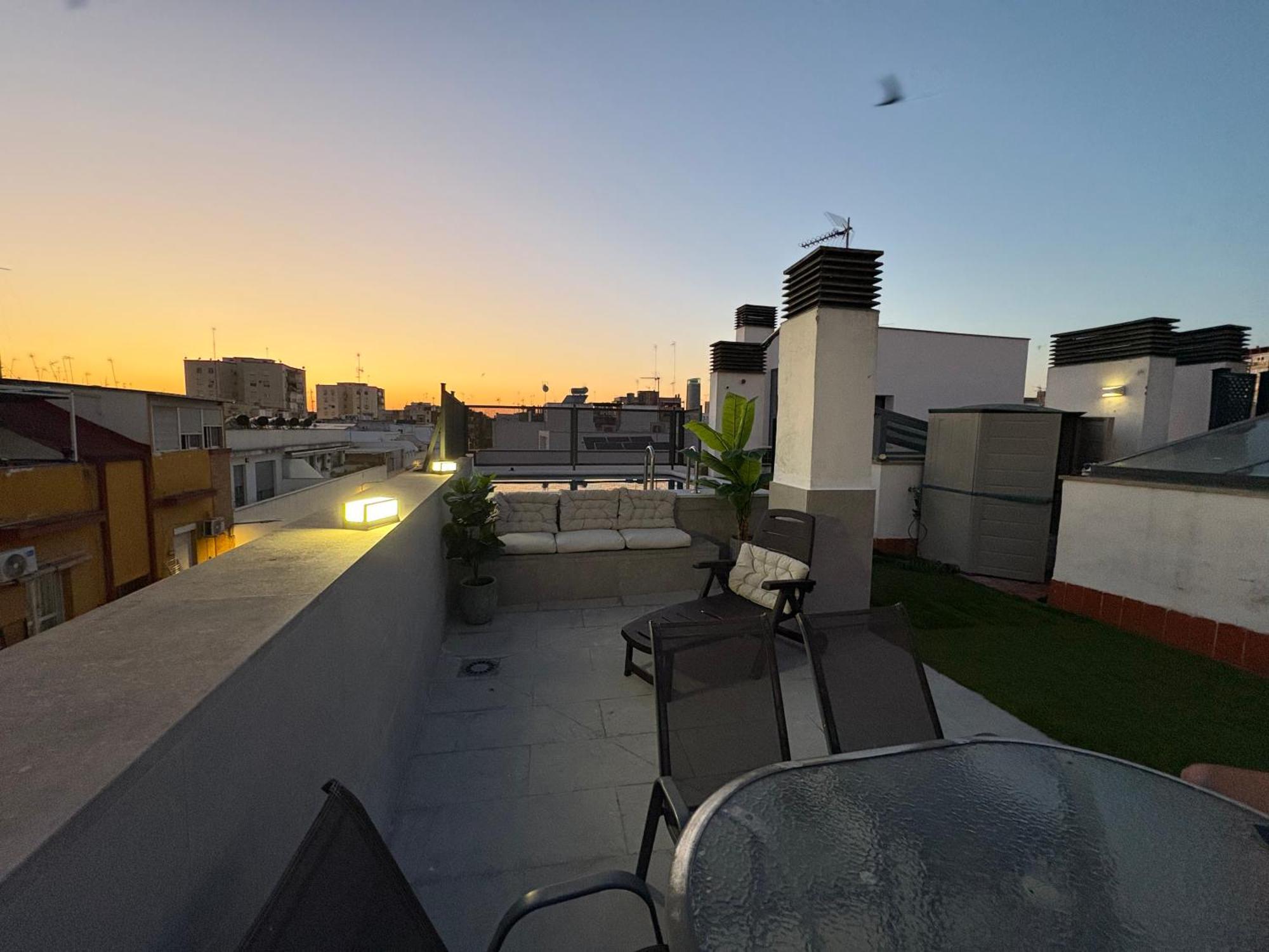 Atico Triana Con Piscina Privada — Fotos 1